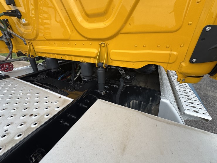 2021-freightliner-cascadia-126-image-24