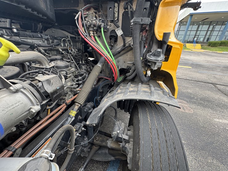 2021-freightliner-cascadia-126-image-70