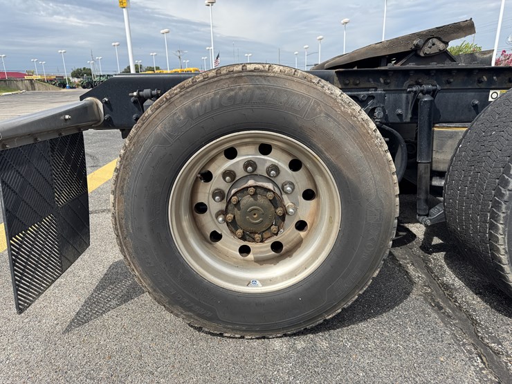 2022-kenworth-t680-image-17
