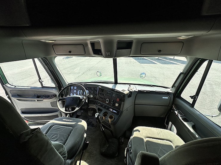 2008-freightliner-columbia-image-16