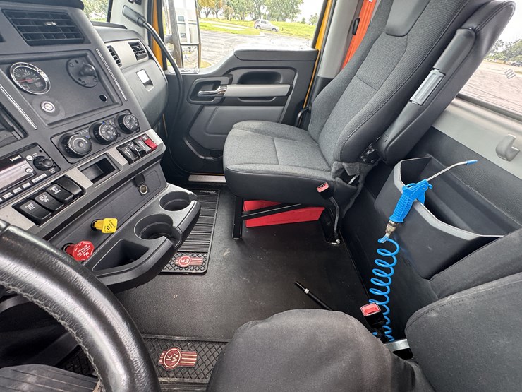 2021-kenworth-t680-image-86