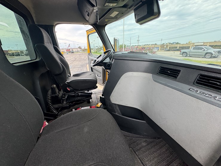 2021-freightliner-cascadia-126-image-94