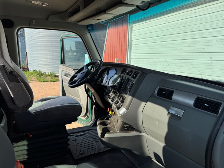 2019-kenworth-t680-image-9