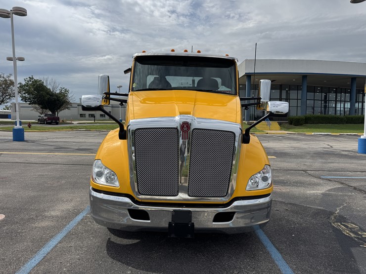 2022-kenworth-t680-image-3