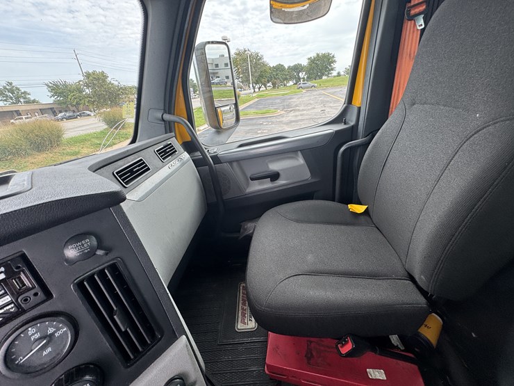 2021-freightliner-cascadia-126-image-83
