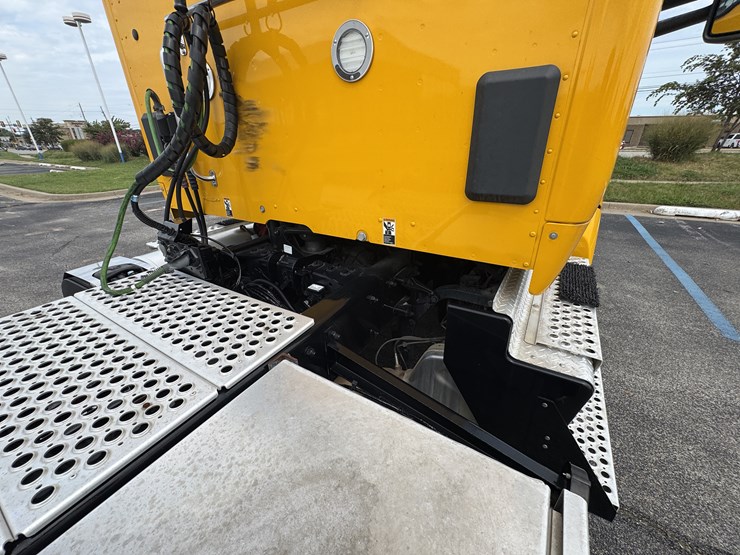 2021-kenworth-t680-image-23
