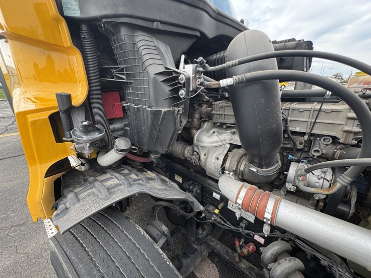 2021-freightliner-cascadia-126-image-60