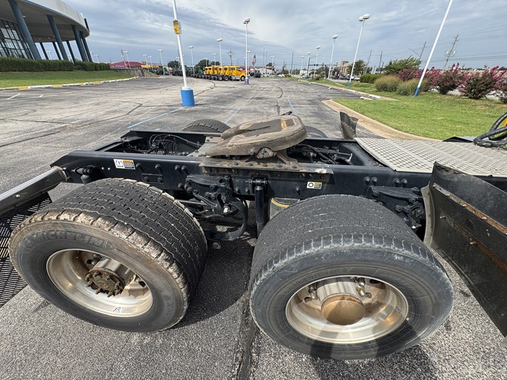 2022-kenworth-t680-image-24