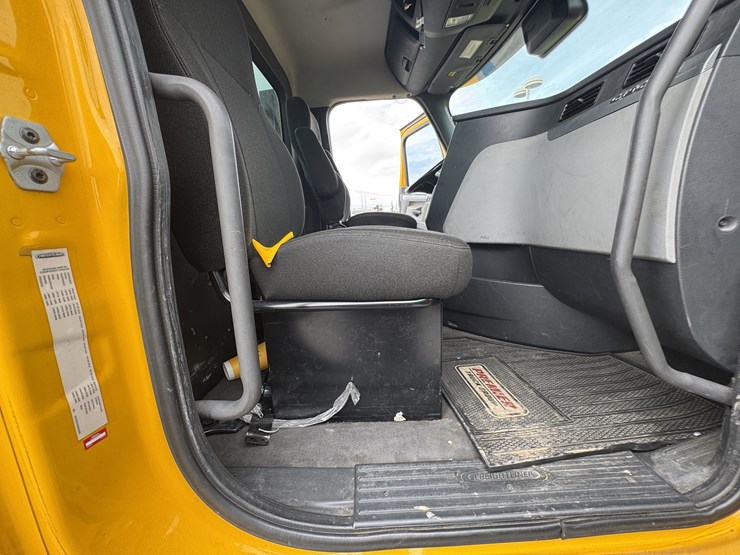 2021-freightliner-cascadia-126-image-93