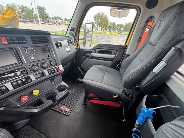 2021-kenworth-t680-image-85