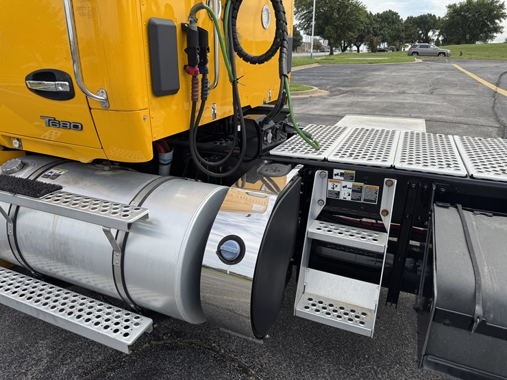 2021-kenworth-t680-image-47