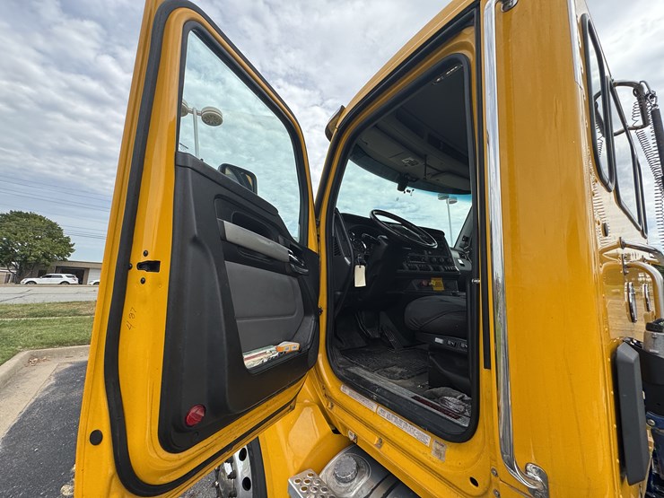 2022-kenworth-t680-image-80