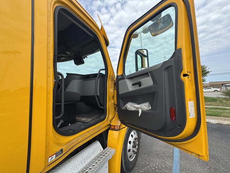 2021-freightliner-cascadia-126-image-91