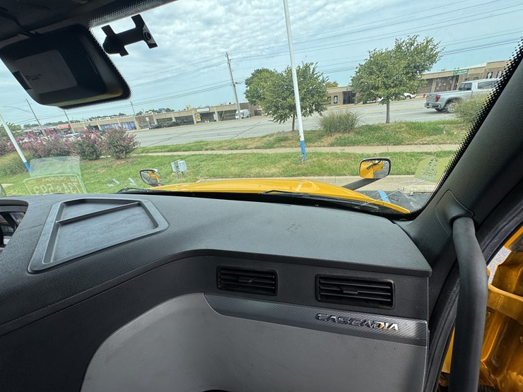 2021-freightliner-cascadia-126-image-95