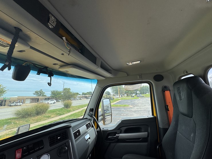 2022-kenworth-t680-image-75