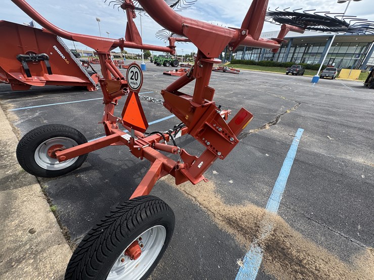 rhino-er-10-wheel-rake-image-5