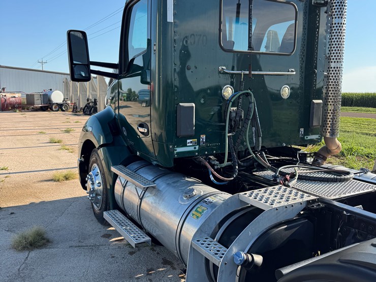 2019-kenworth-t680-image-21