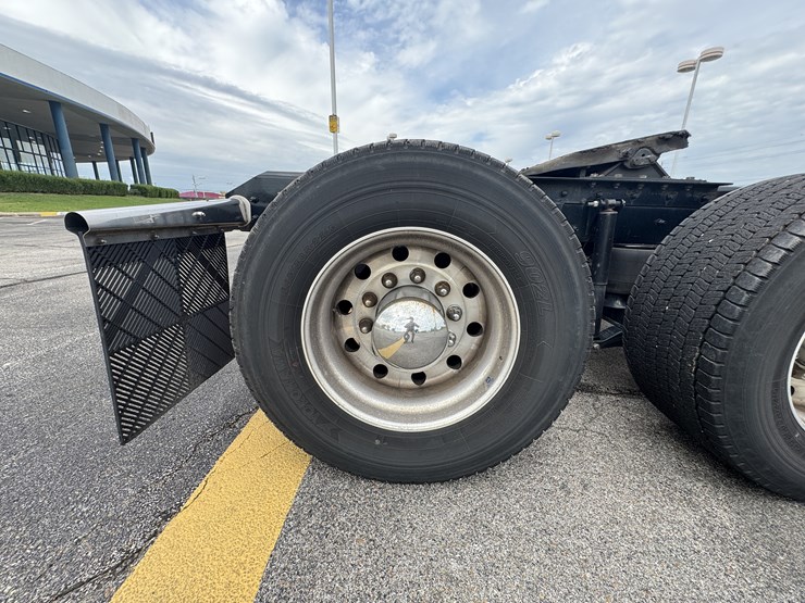 2022-kenworth-t680-image-17