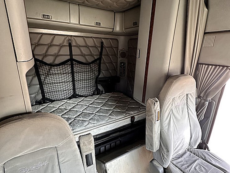 2008-freightliner-columbia-image-21