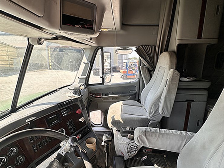 2008-freightliner-columbia-image-19