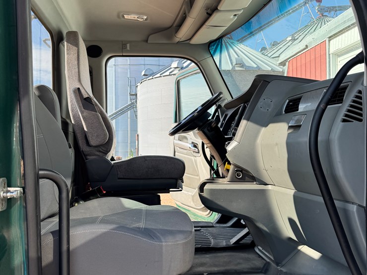 2019-kenworth-t680-image-11