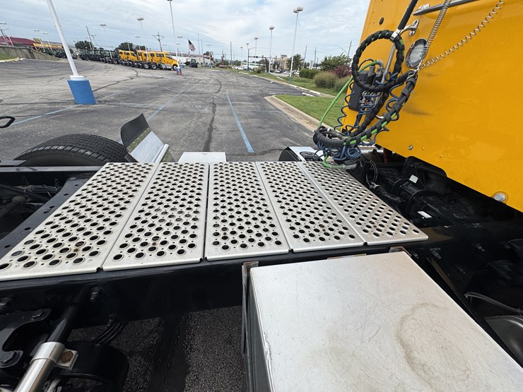 2022-kenworth-t680-image-25