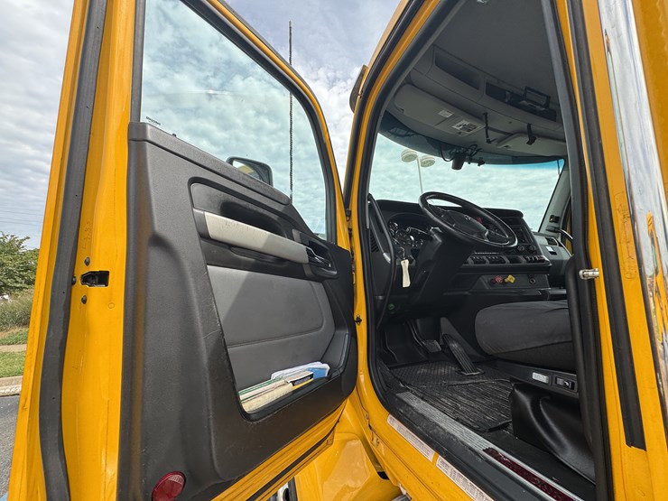 2021-kenworth-t680-image-82