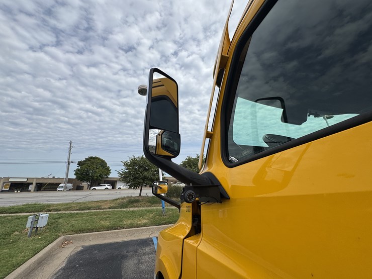 2021-freightliner-cascadia-126-image-51