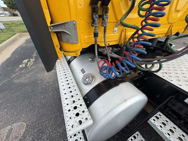 2021-freightliner-cascadia-126-image-49