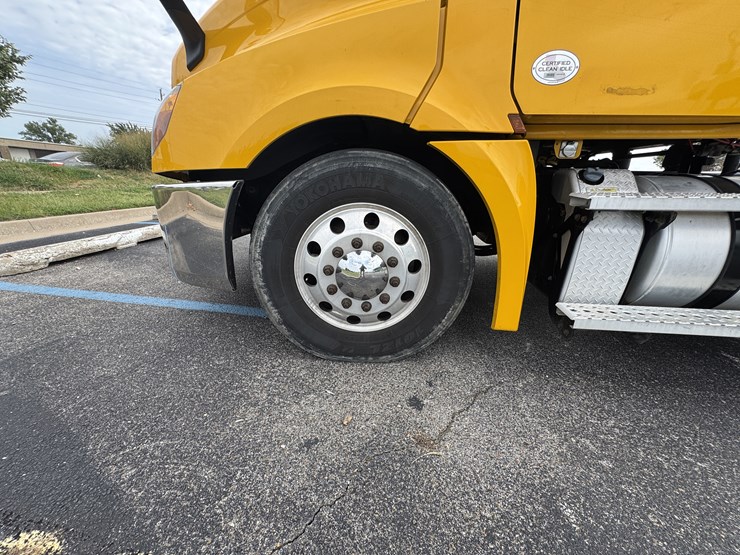 2021-freightliner-cascadia-126-image-13