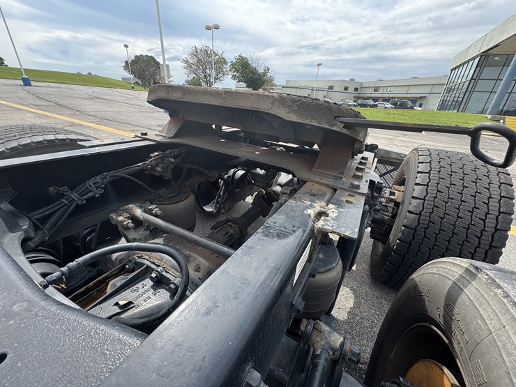 2022-kenworth-t680-image-40