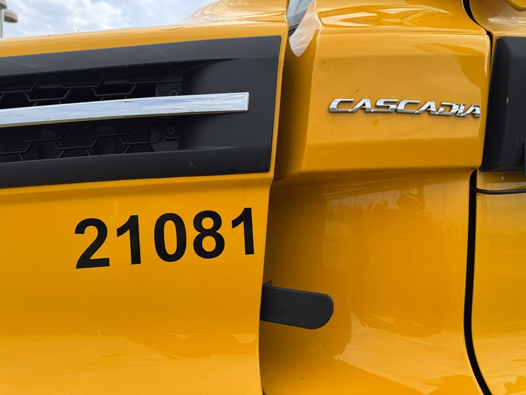 2021-freightliner-cascadia-126-image-9