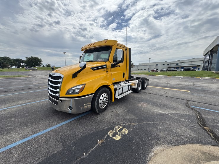 2021-freightliner-cascadia-126-image-4