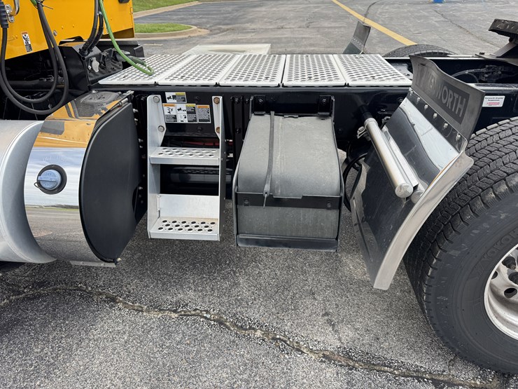 2021-kenworth-t680-image-46