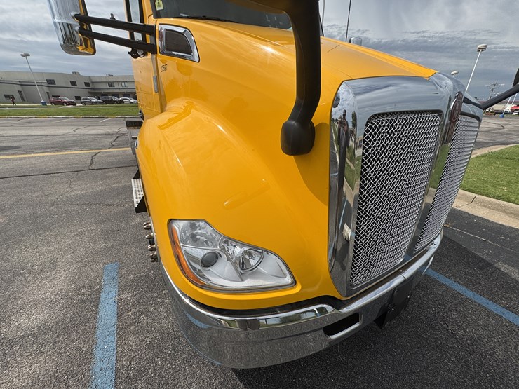 2022-kenworth-t680-image-44