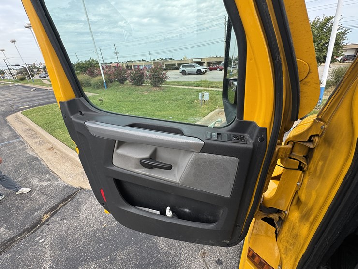 2021-freightliner-cascadia-126-image-90