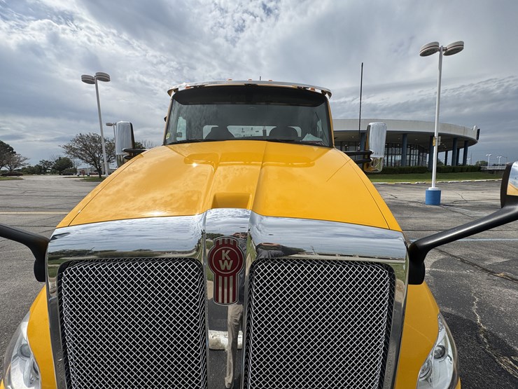 2022-kenworth-t680-image-45