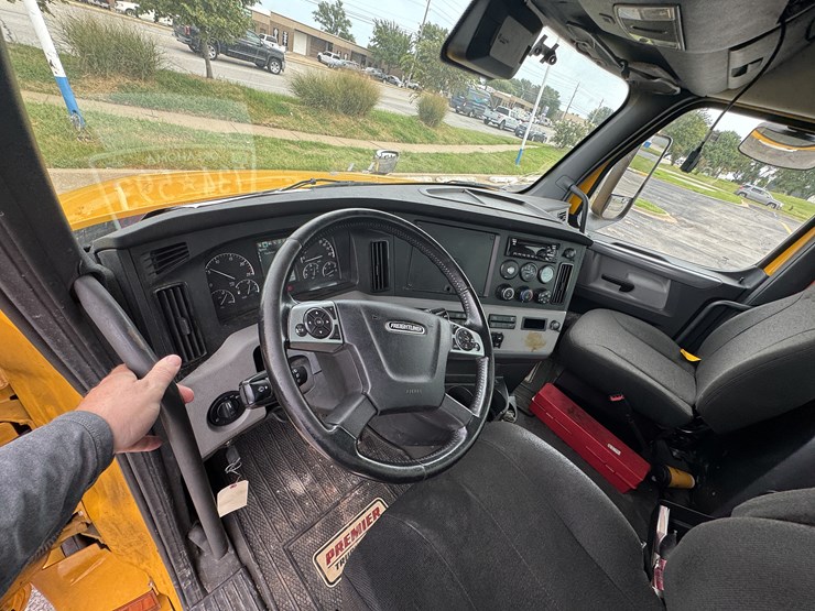 2021-freightliner-cascadia-126-image-88