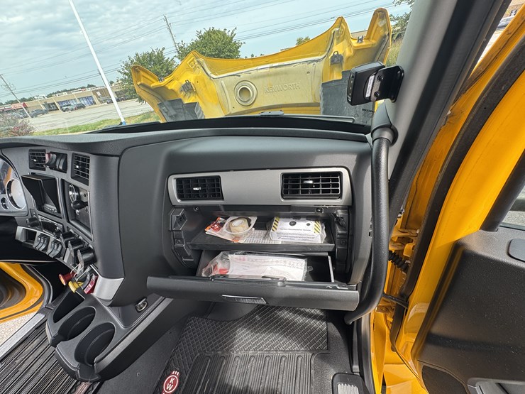 2021-kenworth-t680-image-96