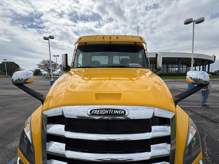 2021-freightliner-cascadia-126-image-53