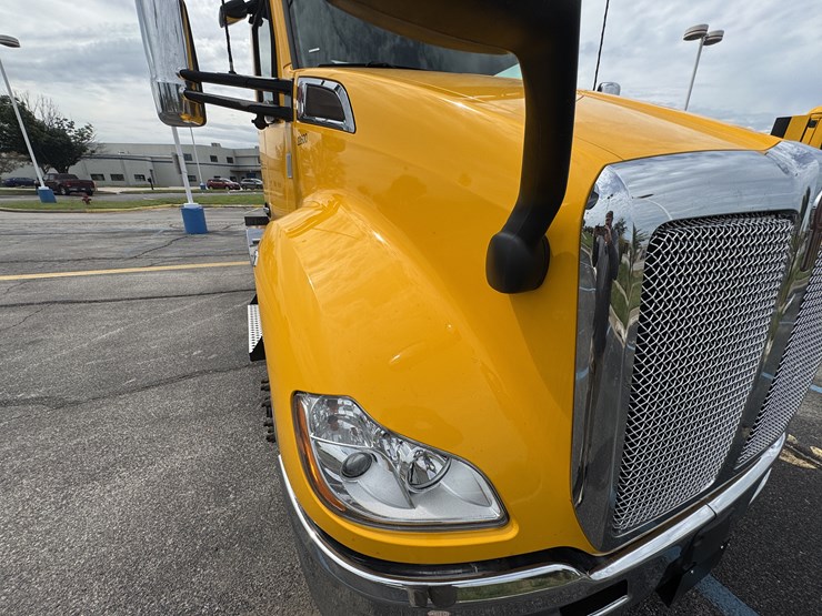 2021-kenworth-t680-image-56