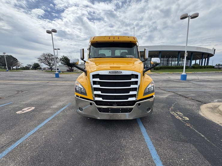 2021-freightliner-cascadia-126-image-3