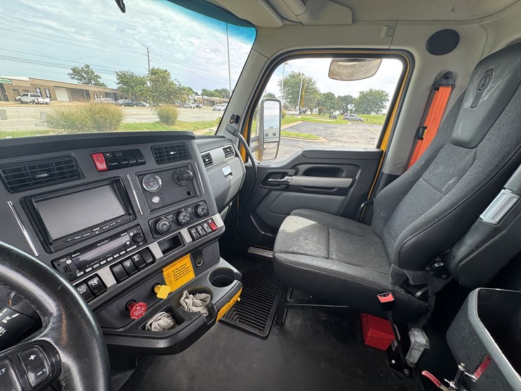 2022-kenworth-t680-image-74