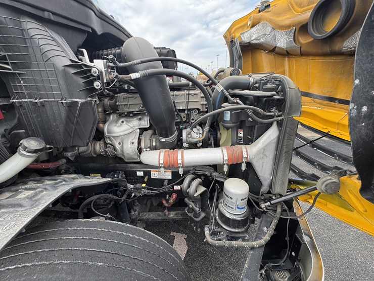 2021-freightliner-cascadia-126-image-59