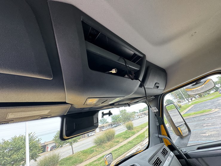 2021-freightliner-cascadia-126-image-84