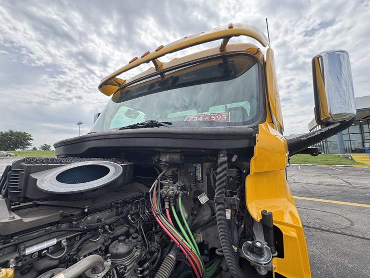 2021-freightliner-cascadia-126-image-76