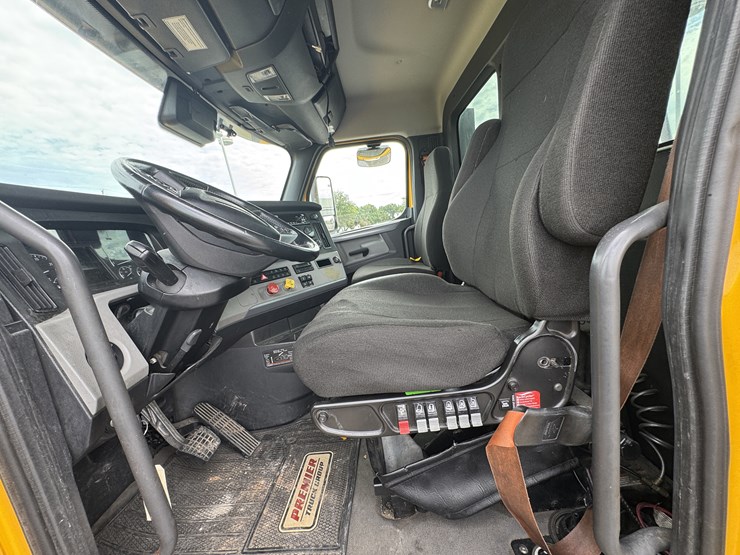 2021-freightliner-cascadia-126-image-79