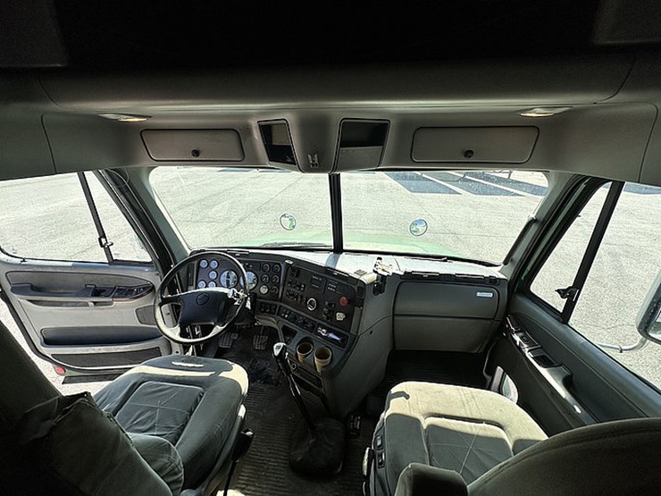 2008-freightliner-columbia-image-22