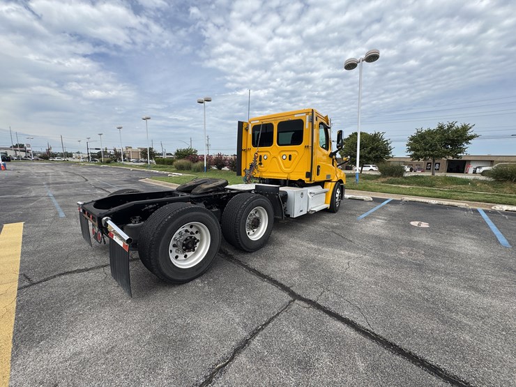 2021-freightliner-cascadia-126-image-8