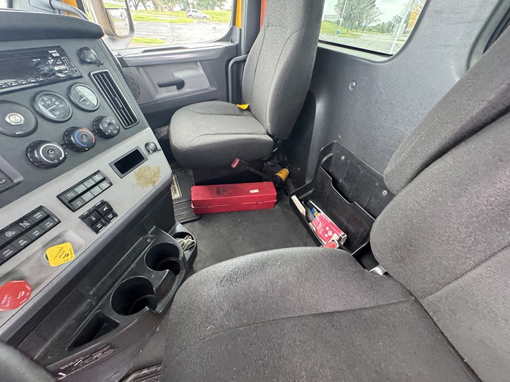 2021-freightliner-cascadia-126-image-82